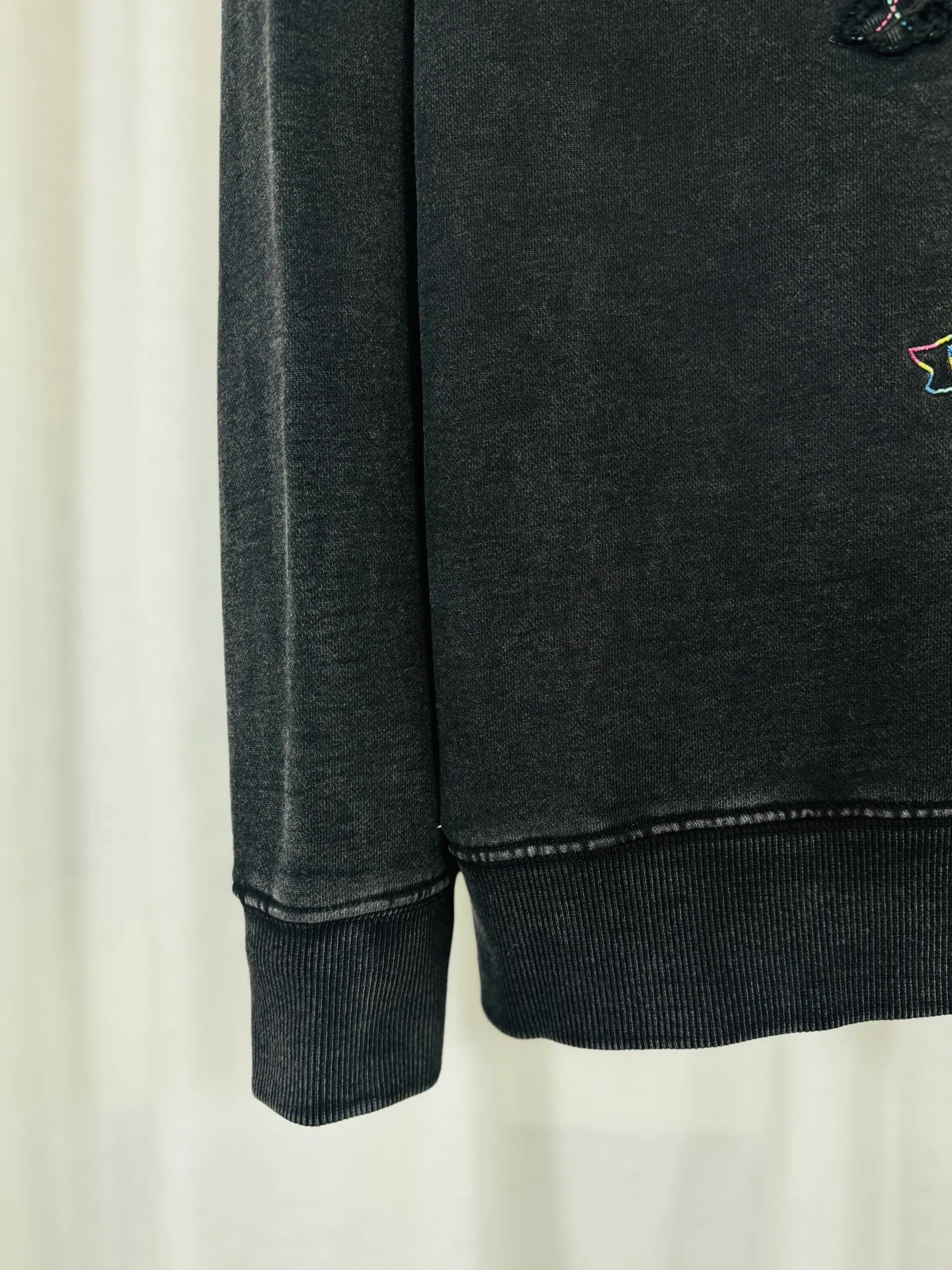 P270 top version, real shot without P, ​​different from market currency) 𝗖𝗵𝗿𝗼𝗺𝗲 𝗛𝗲𝗮𝗿𝘁𝘀/Cro Heart 2025 washed patch embroidery autumn and winter new original single counter American laser burnt 3D three-dimensional color embroidered couple casual sweatshirt 👑The highest version! Customized fabric 430g tripe terry fabric! American acid-washed and distressed original fabric laser burnt ✟appliqué embroidery and exquisite embroidery of letters! The best-selling model in the counter, very comfortable to wear. Accessories: original molded and authenticated collar label➕100% silk wash label. Genuine purchase-grade original hangtag➕matching hanging rope➕3D hanging beads➕original packaging bag. Craftsmanship: The original version has consistent wiring! The highest version of the armhole matching technique! Color: Gray Black Size: S M L XL Style No.: 9306